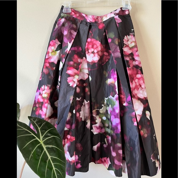 Skirt - Picture 2 of 3